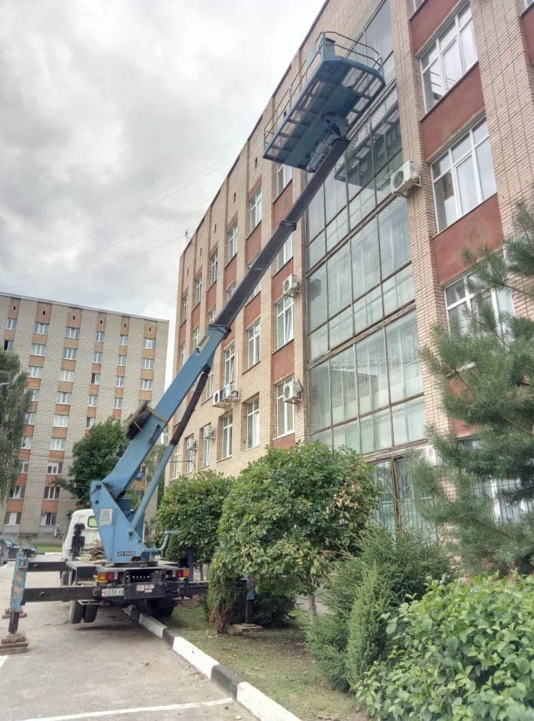 Фото процесса мойки окон с автовышки