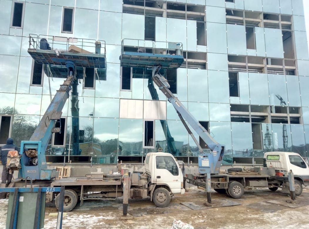 Фото процесса монтажа стеклянного фасада