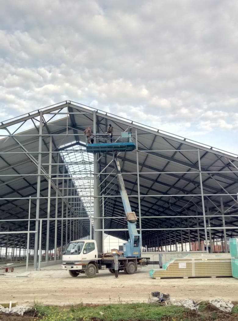 Фото монтажа конструкции ангара с автовышки