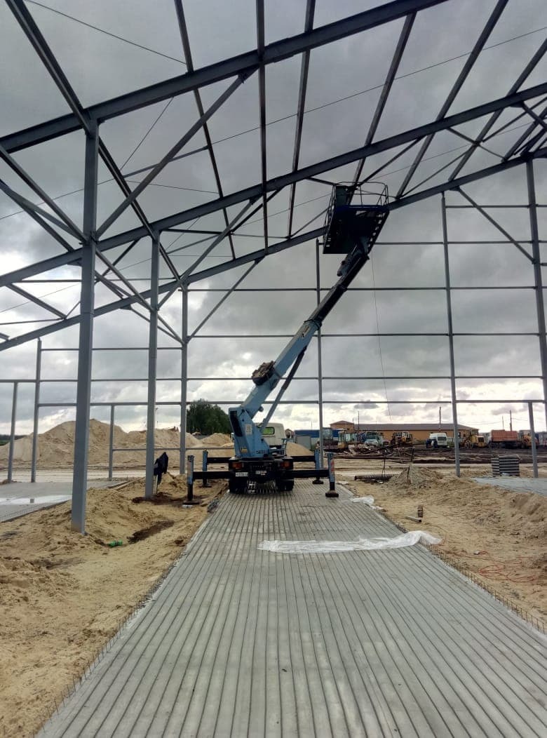 Фото процесса работы автовышки по монтажу ангара