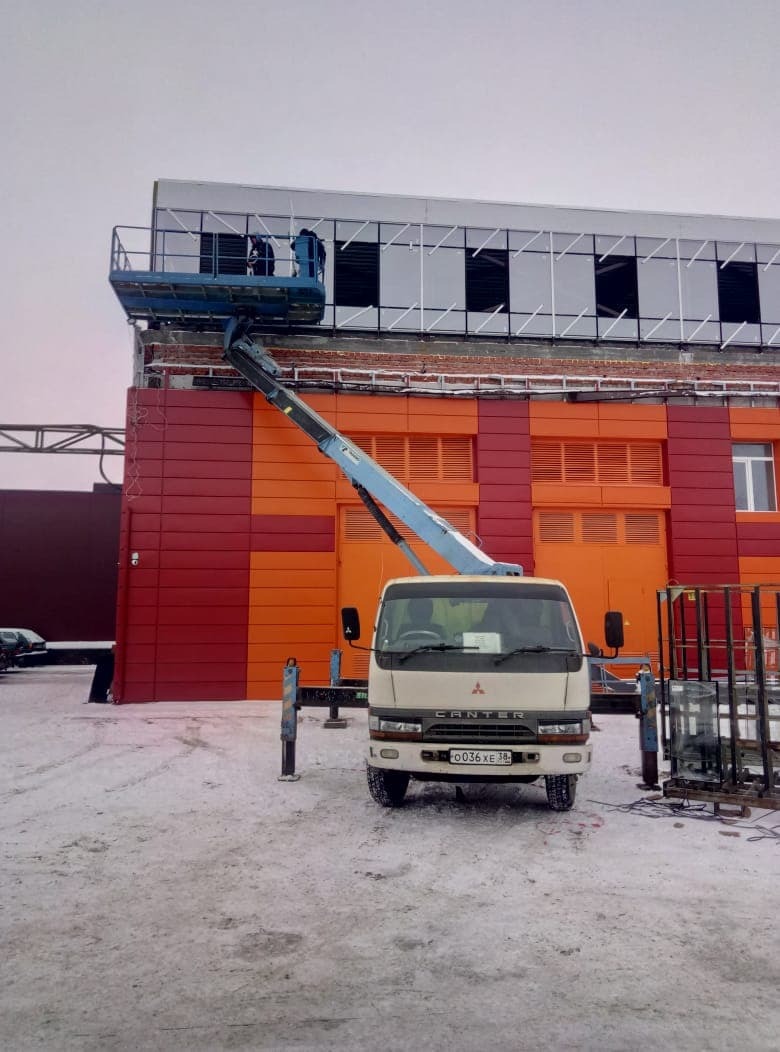 Фото процесса монтажа остекления с автовышки