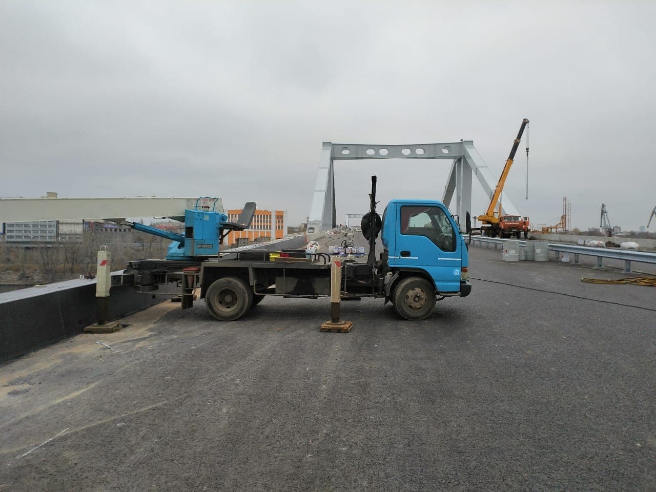 Фото монтажа освещения с автовышки