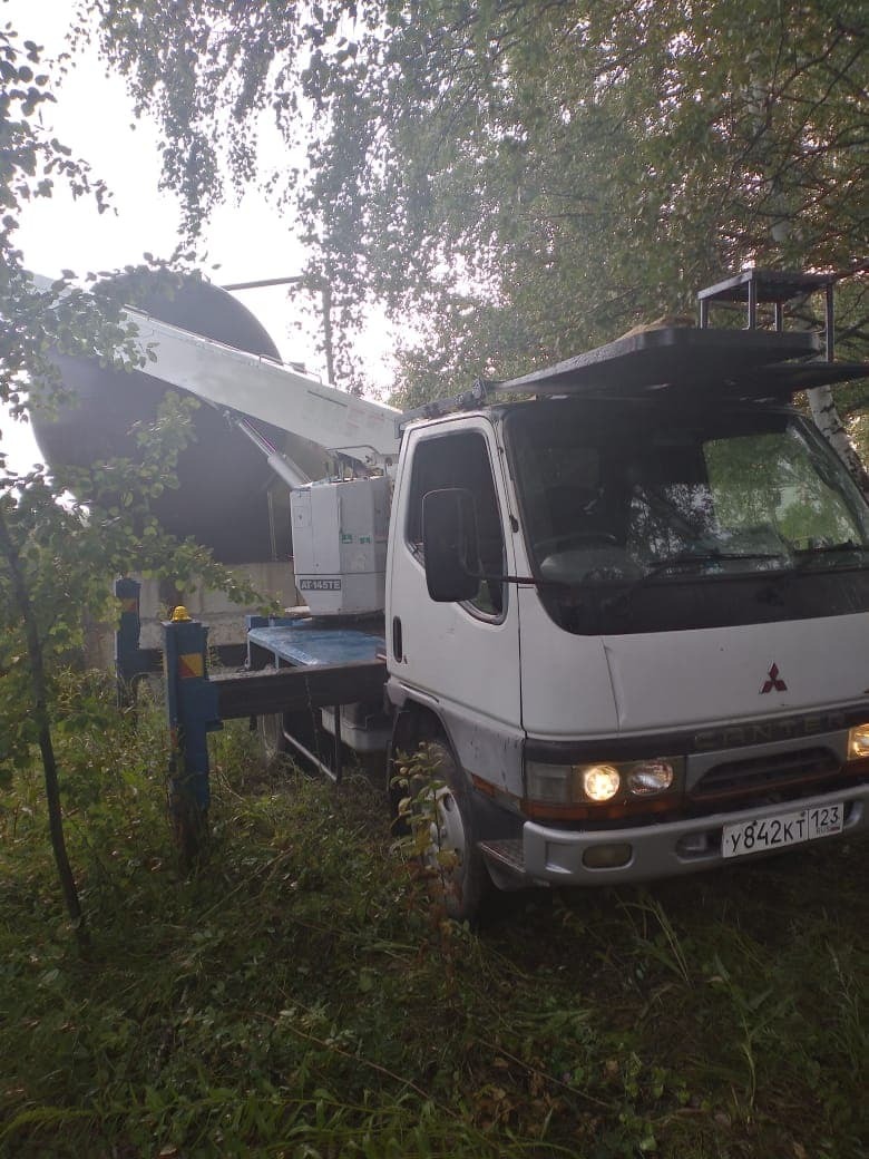 Фото работы автовышки по установке бака