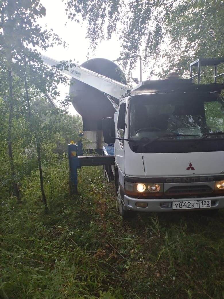 Фото процесса установки бака с автовышки
