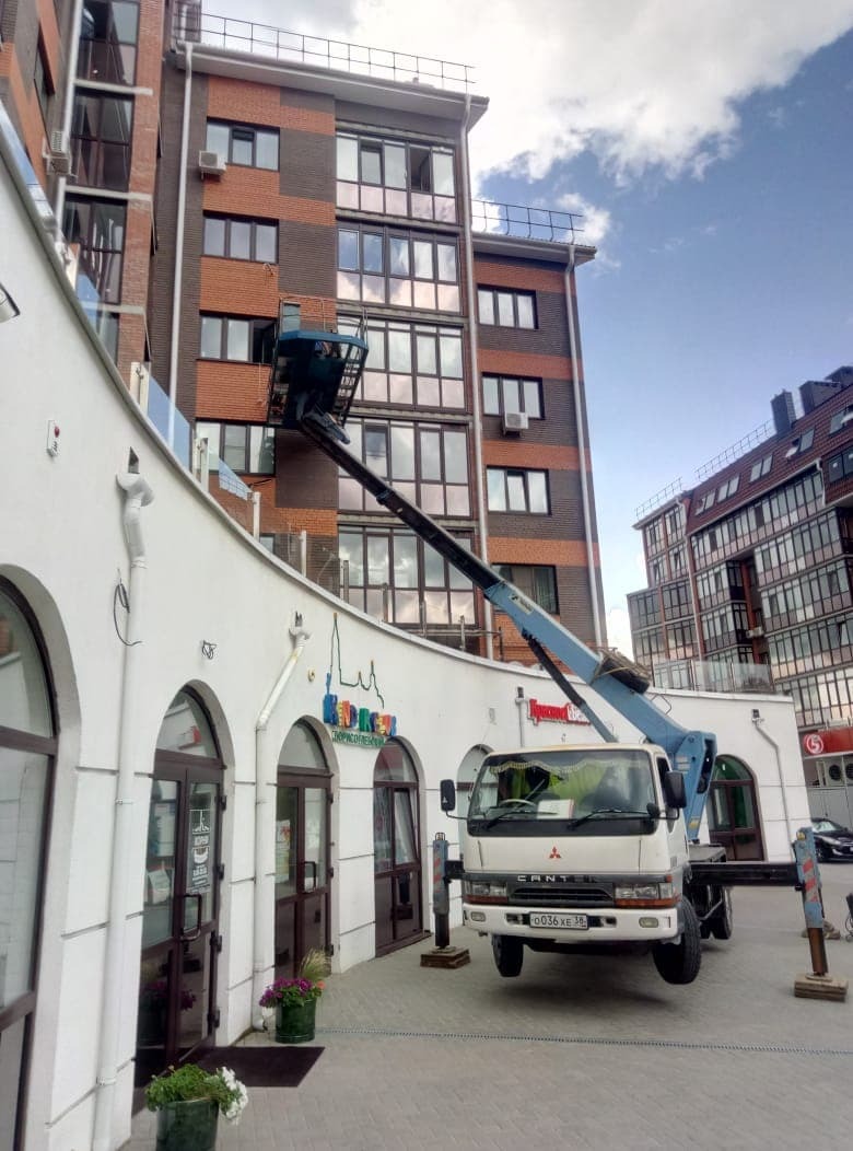 Фото ремонта фасада с автовышки